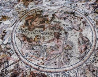 Mosaico de 1.600 anos de Hércules e 40 amantes de Netuno desenterrado na Síria