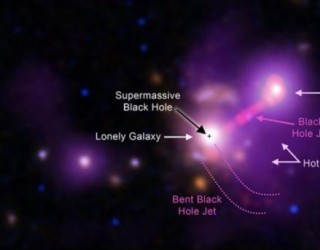 Canibalismo cósmico: galáxia vaga solitária após devorar vizinhas