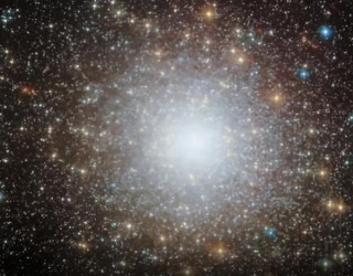 Hubble registra “bola de neve” de estrelas em galáxia satélite da Via Láctea