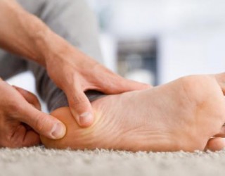Sinais nos pés e mãos podem indicar colesterol alto: saiba quais são